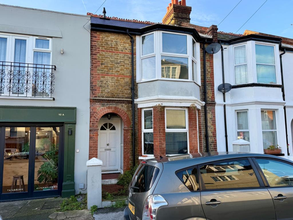 Lot: 138 - EXTENDED MID-TERRACE HOUSE IN TOWN CENTRE - Mid-terrace house